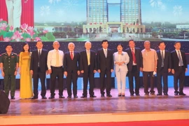 Ông Nguyễn Minh Triết, Nguyên ủy viên Bộ Chính trị-Nguyên Chủ tịch Nước Cộng hòa Xã hội Chủ nghĩa Việt Nam, Nguyên Bí thư Tỉnh ủy Sông Bé, các vị nguyên lãnh đạo của tỉnh Sông Bé và tỉnh Bình Dương qua các thời kỳ. (Ảnh: Chí Tưởng/TTXVN)