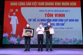 Ủy viên Bộ Chính trị, Bí thư Thành ủy Thành phố Hồ Chí Minh Nguyễn Văn Nên (giữa) tặng quà tri ân Bộ Tư lệnh Quân khu 7. (Ảnh: Xuân Khu/TTXVN)