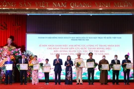 Phó Bí thư Thường trực Thành ủy Hà Nội Nguyễn Thị Tuyến và Chủ tịch HĐND thành phố Hà Nội Nguyễn Ngọc Tuấn trao danh hiệu “Người tốt, việc tốt” tiêu biểu năm 2021 của Thành phố Hà Nội. (Ảnh: Nguyễn Điệp/TTXVN)