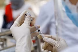 Vaccine phòng COVID-19 được tiêm cho học sinh là của Pfizer. (Ảnh: Thanh Tùng/TTXVN)