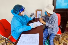 Tiêm vaccine phòng COVID-19 cho người già có hoàn cảnh neo đơn đang sinh sống tại Trung tâm Dưỡng lão Thị Nghè, TP.HCM. (Ảnh: TTXVN phát)