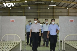 Chủ tịch UBND tỉnh Sóc Trăng kiểm tra bệnh viện dã chiến. (Nguồn: vov.vn)