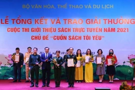 Vụ trưởng Vụ Thư viện (Bộ Văn hóa, Thể thao và Du lịch) Phạm Quốc Hùng trao giải Đặc biệt cho nhóm thí sinh Đỗ Phương Linh, Nguyễn Mạnh Tuấn, Phạm Phương Thảo, Thư viện Quân đội, Tổng cục Chính trị, Bộ Quốc phòng. (Ảnh: Hoàng Hiếu/TTXVN)