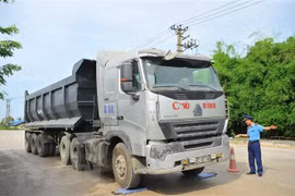 Thanh tra giao thông tỉnh Ninh Bình kiểm tra trọng tải xe tải chở hàng. (Ảnh: Minh Đức/TTXVN)