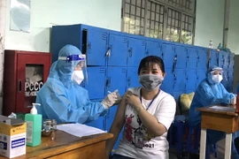 Tiêm vaccine phòng COVID-19 cho người dân ở tỉnh Vĩnh Long. (Ảnh: Lê Thúy Hằng/TTXVN)