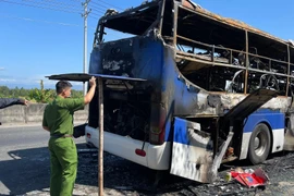 Công an khám nghiệm hiện trường vụ xe khách giường nằm bị thiêu rụi sáng 26/12. (Nguồn: thanhnien.vn)