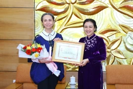 Chủ tịch Liên hiệp các tổ chức hữu nghị Việt Nam Nguyễn Phương Nga trao Kỷ niệm chương "Vì hòa bình, hữu nghị giữa các dân tộc" của Đoàn Chủ tịch tặng Đại sứ Mexico tại Việt Nam Sara Valdes Bolaño. (Ảnh: Văn Điệp/TTXVN)