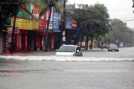 Mưa to nên nhiều nơi bị ngập sâu. (Ảnh: Công Tường/TTXVN)