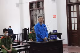 Bị cáo Vũ Xuân Hùng -nguyên trung tá Công an tỉnh Hoà Bình tại phiên toà xét xử. (Ảnh: Vũ Hà/TTXVN)