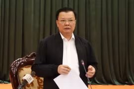 Bí thư Thành ủy Đinh Tiến Dũng phát biểu tại buổi làm việc với Ban Thường vụ Huyện ủy Ba Vì. (Ảnh: TTXVN)