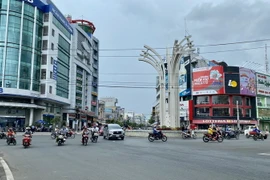 Vòng xoay Đèn 4 Ngọn, trên đường Trần Hưng Đạo, thành phố Long Xuyên phương tiện lưu thông đông đúc trở lại khi An Giang thực hiện Nghị quyết 128/NQ-CP. (Ảnh: Thanh Sang/TTXVN)