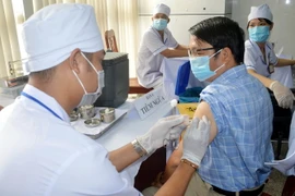 Tiêm vaccine ngừa COVID-19 cho người dân ở Sóc Trăng. (Ảnh: Trung Hiếu/TTXVN)