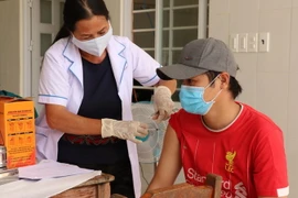 Nhân viên y tế tiêm vaccine phòng COVID-19 cho người dân. (Ảnh: Sỹ Tuyên/TTXVN)