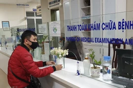 Người dân làm thủ tục khám chữa bệnh. (Ảnh: T.G/Vietnam+)