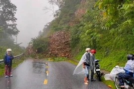 Đèo Khau Phạ thuộc địa phận xã Cao Phạ, huyện Mù Cang Chải xảy ra sạt lở đất đá gây tắc đường. (Ảnh: TTXVN phát)