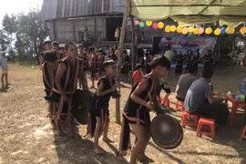 Các em nhỏ trong bộ trang phục thổ cẩm chơi cồng chiêng tại Lễ cúng Nước giọt để tạ ơn những điều tốt đẹp mà Yàng Ia (Thần nước) đã mang đến cho dân làng. (Ảnh: Khoa Chương/TTXVN)