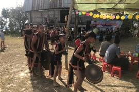 Các em nhỏ trong bộ trang phục thổ cẩm chơi cồng chiêng tại Lễ cúng Nước giọt để tạ ơn những điều tốt đẹp mà Yàng Ia (Thần nước) đã mang đến cho dân làng. (Ảnh: Khoa Chương/TTXVN)