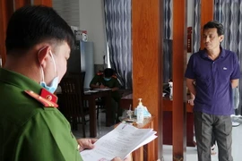Công an thi hành Lệnh bắt bị can đối với Bùi Quốc Việt. (Ảnh: TTXVN phát)