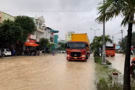 Quốc lộ 1A đoạn qua thành phố Quy Nhơn bị ngập khiến giao thông gặp khó khăn. (Ảnh: Tường Quân/TTXVN)
