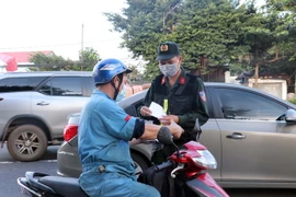 Kiểm soát người, phương tiện ra, vào thành phố Vũng Tàu tại Chốt kiểm soát dịch bệnh cầu Cỏ May. (Ảnh: Đoàn Mạnh Dương/TTXVN)