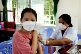 Tiêm vaccine phòng COVID-19 cho học sinh lớp 12, Trường THPT Châu Thành, huyện Châu Thành, tỉnh Kiên Giang. (Ảnh: Hồng Đạt/TTXVN)