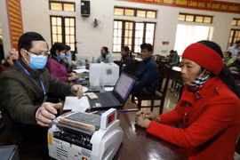 Làm thủ tục cho hộ nghèo và đối tượng chính sách vay vốn tại điểm giao dịch xã Yên Lãng, huyện Thanh Sơn, tỉnh Phú Thọ. (Ảnh: Trần Việt/TTXVN)