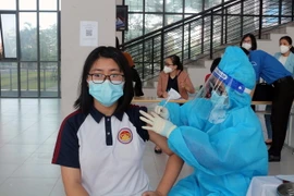 Học sinh có độ tuổi từ 12-14 được tiêm veccine mũi 1 tại điểm tiêm trường Chuyên Biên Hòa, tỉnh Hà Nam. (Ảnh: Đại Nghĩa/TTXVN)