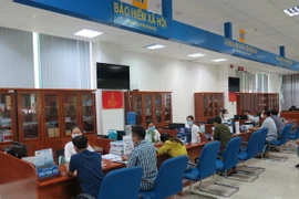 Khu vực tiếp nhận hồ sơ giải quyết thủ tục hành chính. (Ảnh: Minh Hưng/TTXVN)
