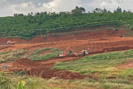 Khu vực san ủi, cải tạo mặt bằng tại hẻm Phùng Hưng, đường Phan Đình Phùng, phường Lộc Tiến, thành phố Bảo Lộc, có dấu hiệu phân lô, bán nền. (Ảnh: Nguyễn Dũng/TTXVN)