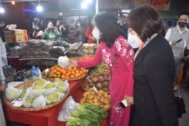 Lãnh đạo sở Công Thương Hà Nội tham quan các gian hàng. (Ảnh: Phương Anh/TTXVN)