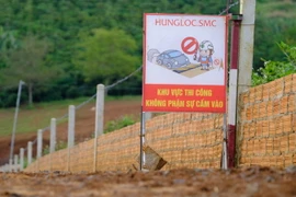 Chủ đầu tư xây dựng hàng rào bao quanh “dự án” Khu nghỉ dưỡng Sun Valley Bảo Lộc. (Ảnh: Nguyễn Dũng/TTXVN)