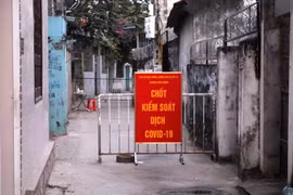 Phong tỏa cụm dân cư do có ca mắc COVID-19. (Ảnh: Nguyễn Nam/TTXVN)
