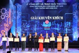 Các tác giả nhận giải Giải thưởng Sáng tạo Khoa học công nghệ Việt Nam (VIFOTEC) 2020. (Ảnh: Hoàng Hiếu/TTXVN)