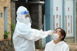 Lấy mẫu xét nghiệm sàng lọc cho người dân phường Tân Lập, thành phố Buôn Ma Thuột. (Ảnh: Tuấn Anh/TTXVN)