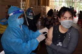 Tiêm veccine cho người dân phường Vĩnh Quang, thành phố Rạch Giá, tỉnh Kiên Giang. (Ảnh: Lê Sen/TTXVN)