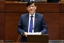 Bộ trưởng Bộ Y tế Nguyễn Thanh Long trả lời các câu hỏi chất vấn của đại biểu Quốc hội. (Ảnh: Phạm Kiên/TTXVN)