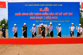 Khởi công xây dựng điểm dân cư liền kề chốt dân quân Mỹ Quý Tây, huyện đức Huệ. (Nguồn: baoquankhu7.vn)