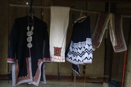 Ngắm trang sức bạc trên trang phục truyền thống của người Dao Tiền