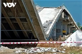 Hiện trạng cầu đã sụt lún đến mặt nước. (Nguồn: vov.vn)