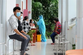 Nhân viên y tế lấy mẫu xét nghiệm SARS-CoV-2. (Ảnh: Bùi Giang/TTXVN)