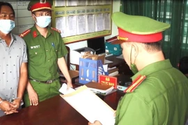 Cơ quan Công an thi hành quyết định khởi tố vụ án, khởi tố bị can đối các đối tượng về hành vi cưỡng đoạt tài sản. (Ảnh: TTXVN phát)