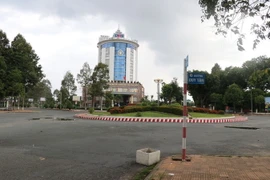 Đường Duy Tân, thành phố Cao Lãnh vắng bóng người trong đợt giãn cách xã hội theo Chỉ thị 16, vào tháng Bảy vừa qua. (Ảnh: Nguyễn Văn Trí/TTXVN)