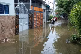 Các khu phố thấp trũng của thành phố Nha Trang bị ngập cục bộ do mưa lớn không kịp thoát nước. (Ảnh: TTXVN phát)
