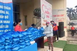 Người dân khó khăn trước khi “Cây ATM gạo-Nghĩa tình Gia Lâm.” (Nguồn: laodongthudo.vn)