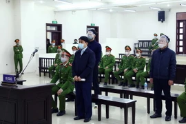 Bị cáo Nguyễn Đức Chung và đồng phạm tại phiên tòa. (Ảnh: Phạm Kiên/TTXVN)