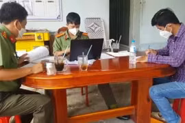 Đối tượng Phạm Đức Trung ghi lời khai vụ việc tại cơ quan Công an. (Ảnh: TTXVN phát)