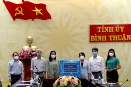 Thành phố Hồ Chí Minh trao tặng thiết bị, vật tư y tế hỗ trợ phòng, chống dịch COVID-19. (Ảnh: Nguyễn Thanh/TTXVN)