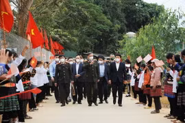 Đại tướng Tô Lâm với bà con các dân tộc xã Phì Nhừ, huyện Điện Biên Đông. (Ảnh: TTXVN phát)