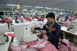 Sản xuất lao động tại công ty May Hưng Yên. (Ảnh: Phạm Kiên/TTXVN)