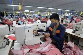 Sản xuất lao động tại công ty May Hưng Yên. (Ảnh: Phạm Kiên/TTXVN)